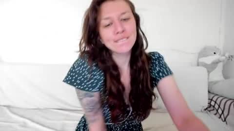 Snapshot of lil_foxy999 chatting on 06-29-26, 02:28 Alisa online show from 06-29-26, 02:28
