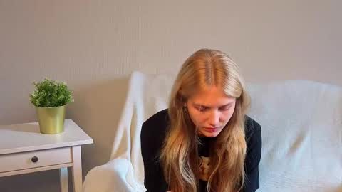 Snapshot of lil_tasty33 chatting on 09-14-25, 10:36 Emma online show from 09-14-25, 10:36