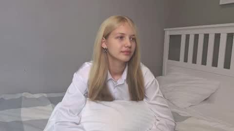 Snapshot of lil_tasty33 chatting on 09-21-25, 08:16 Emma online show from 09-21-25, 08:16