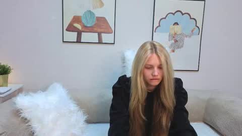 Snapshot of lil_tasty33 chatting on 09-25-25, 11:58 Emma online show from 09-25-25, 11:58