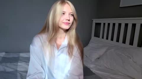 Snapshot of lil_tasty33 chatting on 10-05-25, 08:23 Emma online show from 10-05-25, 08:23