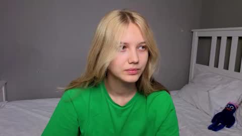 Snapshot of lil_tasty33 chatting on 11-07-25, 09:31 Emma online show from 11-07-25, 09:31