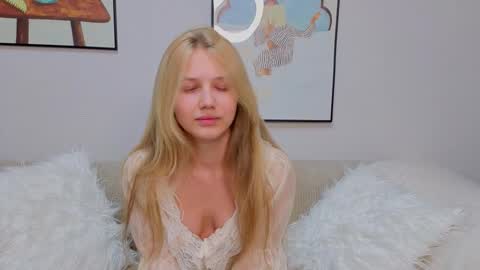 Snapshot of lil_tasty33 chatting on 11-08-25, 10:26 Emma online show from 11-08-25, 10:26