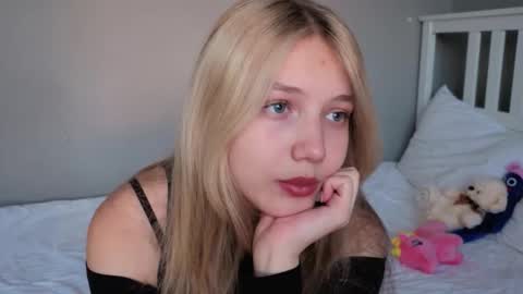 Snapshot of lil_tasty33 chatting on 11-17-25, 09:59 Emma online show from 11-17-25, 09:59