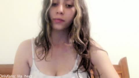 Snapshot of lila_herz chatting on 12-14-24, 01:17 Ren online show from 12-14-24, 01:17