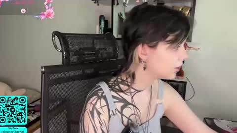 Snapshot of liliandaniels chatting on 06-12-26, 07:07 Lilian online show from 06-12-26, 07:07