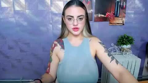 Snapshot of liliaterenzi_ chatting on 10-25-25, 02:35 Lilia online show from 10-25-25, 02:35