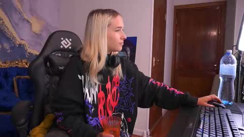 lilielfie online show from 10-01-25, 06:52