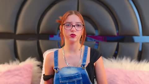 Snapshot of lilifox18 chatting on 03-05-25, 07:38 Lili online show from 03-05-25, 07:38