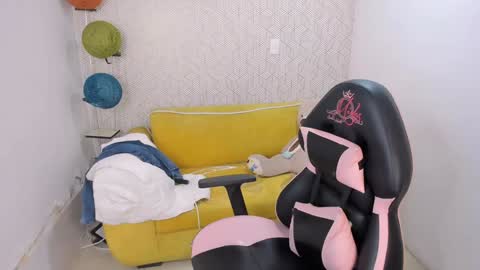 Snapshot of lilith01_ chatting on 12-28-24, 01:39 Leidy online show from 12-28-24, 01:39