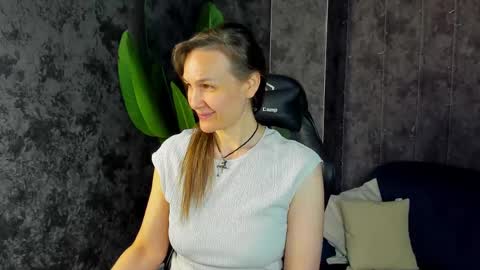 Snapshot of lillian_white1 chatting on 05-06-26, 01:14 lillian_white1 online show from 05-06-26, 01:14