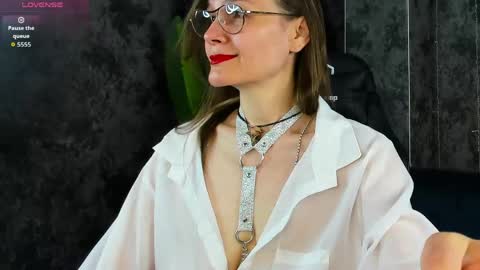 Snapshot of lillian_white1 chatting on 05-19-26, 01:00 lillian_white1 online show from 05-19-26, 01:00
