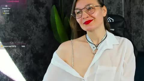 Snapshot of lillian_white1 chatting on 05-19-26, 01:56 lillian_white1 online show from 05-19-26, 01:56