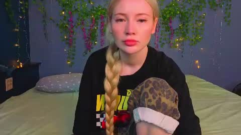 Snapshot of lillie_berry chatting on 07-19-26, 04:16 lillie_berry online show from 07-19-26, 04:16
