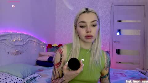 Snapshot of lillimooore chatting on 10-17-25, 11:40 LilliMoore online show from 10-17-25, 11:40