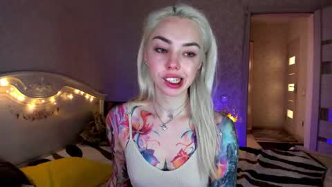 Snapshot of lillimooore chatting on 06-18-26, 06:02 LilliMoore online show from 06-18-26, 06:02