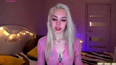 Snapshot of lillimooore chatting on 06-19-26, 12:26 LilliMoore online show from 06-19-26, 12:26