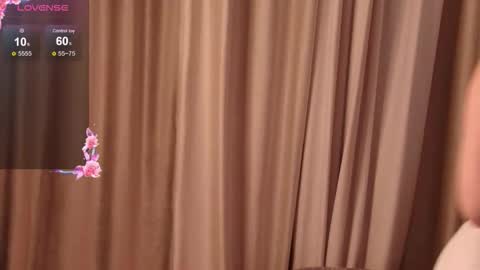 Snapshot of lilly_royse chatting on 10-22-25, 06:35 lilly_royse online show from 10-22-25, 06:35