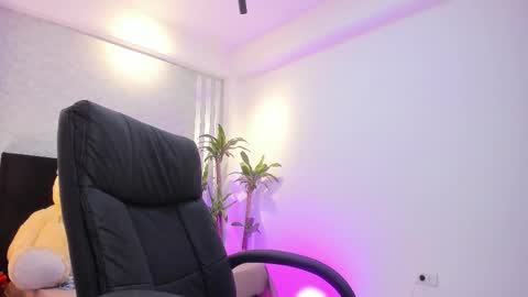 lily_cash1 online show from 11-19-25, 01:00