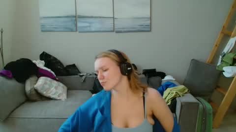 Lily dollyx online show from 10-22-25, 10:15