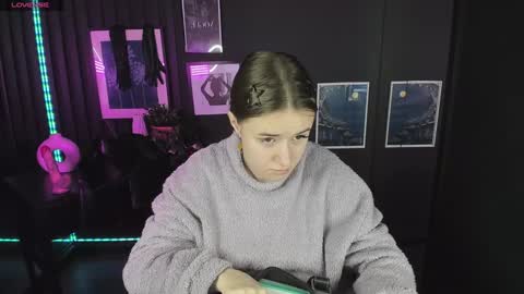 Snapshot of lily_moonlight chatting on 12-21-24, 07:03 Lily online show from 12-21-24, 07:03