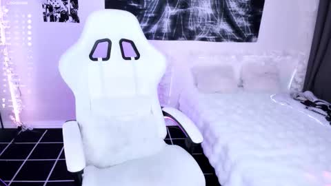 Snapshot of lily_weep chatting on 03-14-26, 01:44 Lily online show from 03-14-26, 01:44