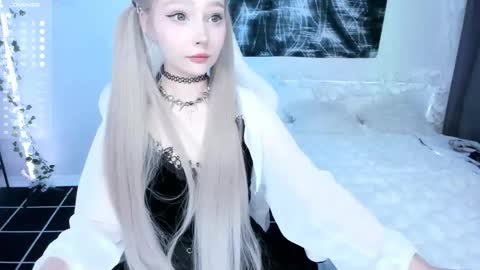 Snapshot of lily_weep chatting on 05-01-26, 02:27 Lily online show from 05-01-26, 02:27