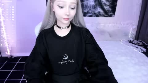 Snapshot of lily_weep chatting on 05-19-26, 01:56 Lily online show from 05-19-26, 01:56