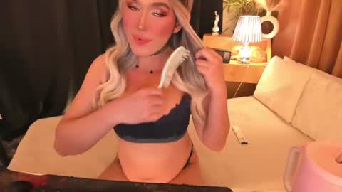 Snapshot of lilymonstercock chatting on 06-25-26, 05:12 IM YOUR TRUE GODESS Lilymonstercock online show from 06-25-26, 05:12
