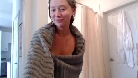 Snapshot of lilyyymonroee chatting on 10-05-25, 07:56 Lily Monroe online show from 10-05-25, 07:56