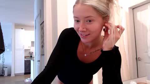 Snapshot of lilyyymonroee chatting on 10-26-25, 07:31 Lily Monroe online show from 10-26-25, 07:31