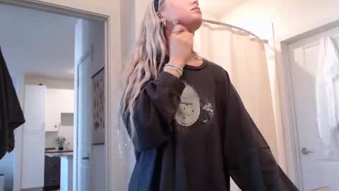 Snapshot of lilyyymonroee chatting on 11-13-25, 01:43 Lily Monroe online show from 11-13-25, 01:43