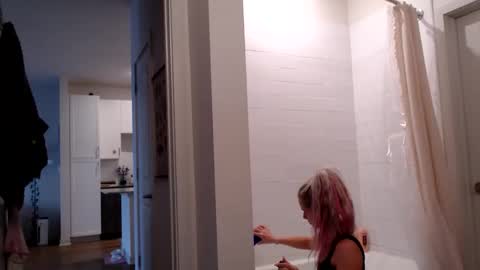 Snapshot of lilyyymonroee chatting on 11-21-25, 05:00 Lily Monroe online show from 11-21-25, 05:00