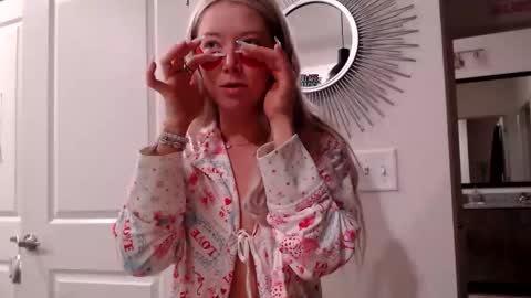 Snapshot of lilyyymonroee chatting on 01-08-26, 12:07 Lily Monroe online show from 01-08-26, 12:07