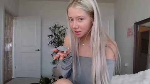 Snapshot of lilyyymonroee chatting on 01-09-26, 08:10 Lily Monroe online show from 01-09-26, 08:10