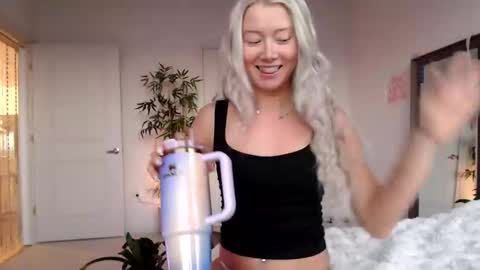 Snapshot of lilyyymonroee chatting on 01-12-26, 01:05 Lily Monroe online show from 01-12-26, 01:05