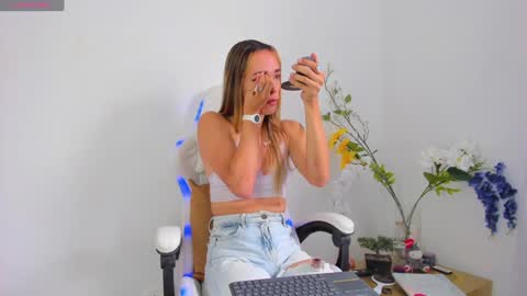 Snapshot of linda_crawford1 chatting on 02-07-25, 05:07 Linda online show from 02-07-25, 05:07