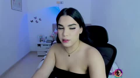 Snapshot of linda_zaam8386 chatting on 10-27-25, 05:50 online show from 10-27-25, 05:50