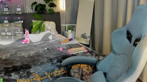 Linda Zefir online show from 05-15-26, 01:23