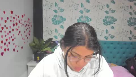 Snapshot of lindabreexlove chatting on 02-28-25, 06:09 online show from 02-28-25, 06:09