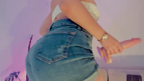 Snapshot of lindseymoss_ chatting on 10-18-25, 12:35 Lindsey Moss online show from 10-18-25, 12:35