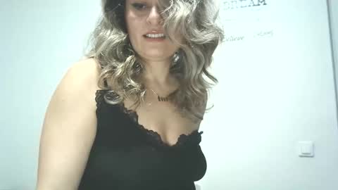 lionessmom online show from 10-27-25, 03:21