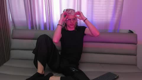 Snapshot of lior_evan chatting on 11-12-25, 11:43 Lior evan online show from 11-12-25, 11:43