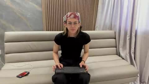 Snapshot of lior_evan chatting on 11-17-25, 11:38 Lior evan online show from 11-17-25, 11:38