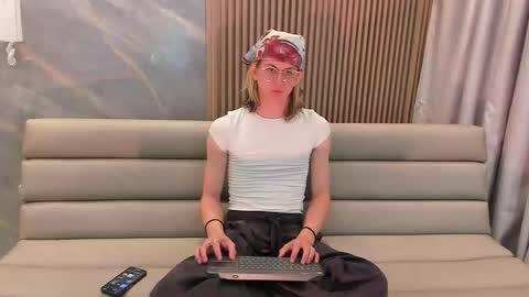 Snapshot of lior_evan chatting on 11-21-25, 11:31 Lior evan online show from 11-21-25, 11:31
