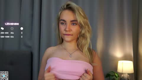 Snapshot of lipswithsmileonthem chatting on 01-19-25, 01:10 Amelia online show from 01-19-25, 01:10