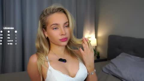 Snapshot of lipswithsmileonthem chatting on 03-09-25, 01:14 Amelia online show from 03-09-25, 01:14