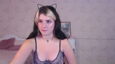 Snapshot of lissalucy chatting on 10-14-25, 09:32 Alice Dont forget to thumbs up its very important online show from 10-14-25, 09:32