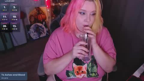 Snapshot of lissamuff chatting on 10-22-25, 02:06 Lissa online show from 10-22-25, 02:06