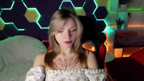 Snapshot of litabrom chatting on 12-16-24, 04:13 Lena online show from 12-16-24, 04:13